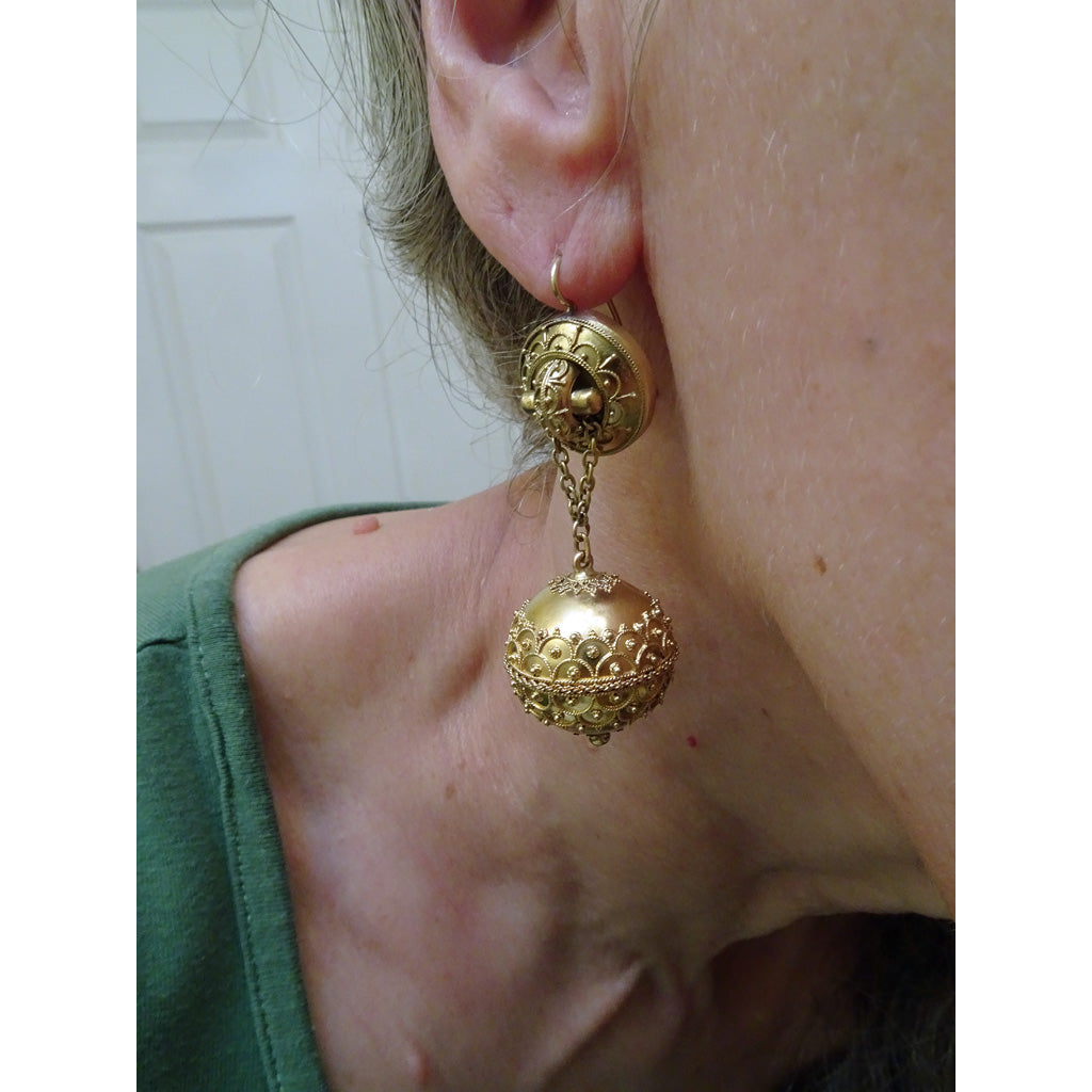 Antique Victorian Etruscan Revival Earrings swinging Ear pendants gold (7369)