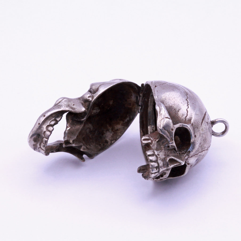 Antique Vintage silver skull pendant opens Man's Biker Memento Mori Goth (7347)