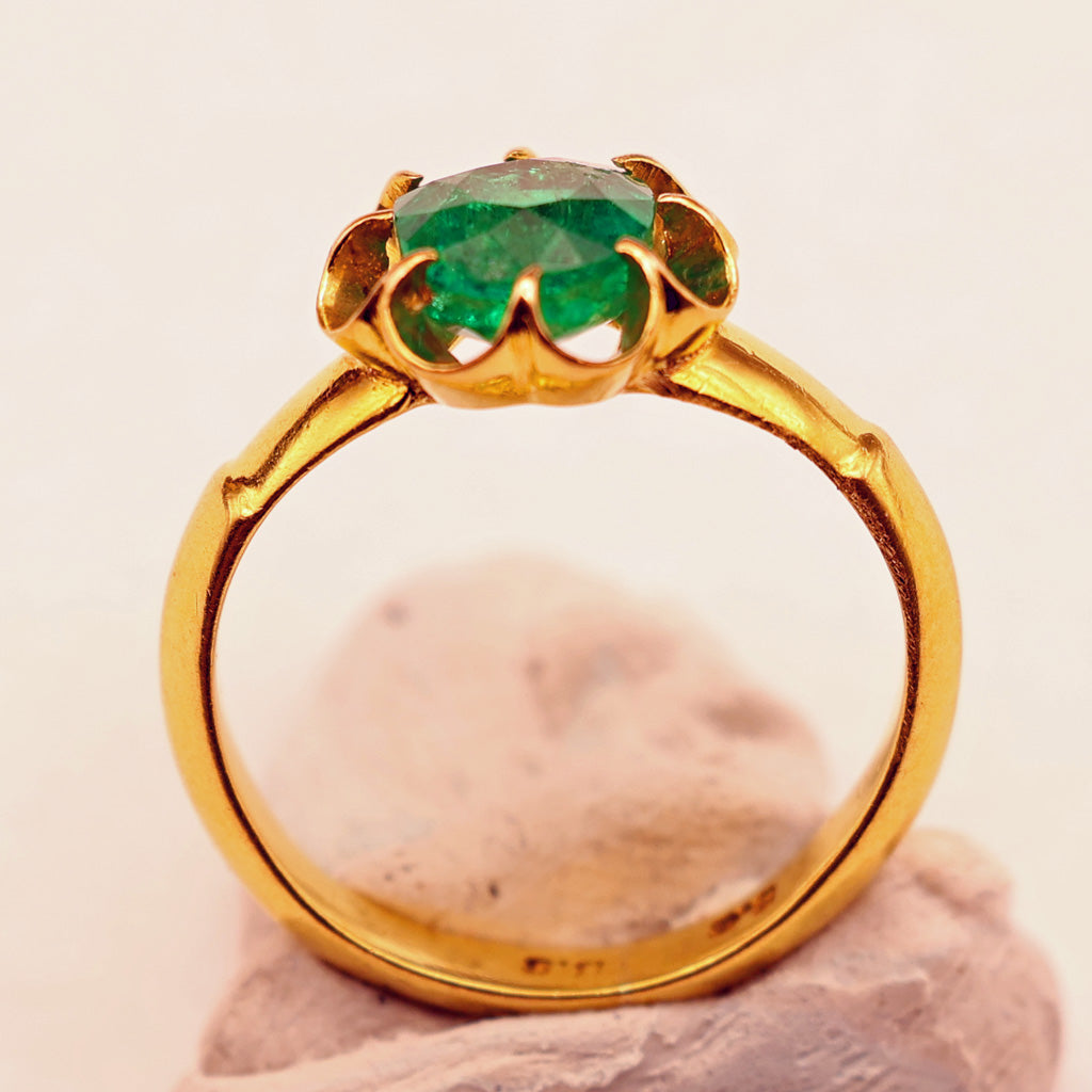 Vintage ring 22k gold emerald India eye-catching elegance unisex appraisal (7599)